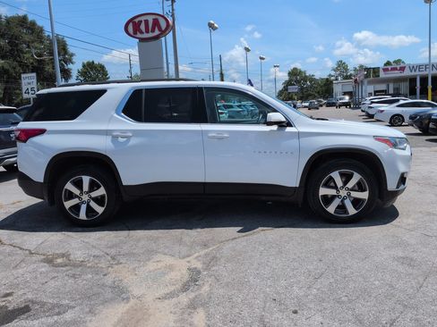 Used 2020 Chevrolet Traverse LT w/ LT Premium Package FWD image 4