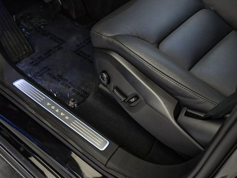 Certified 2025 Volvo XC90 B6 Plus image 24