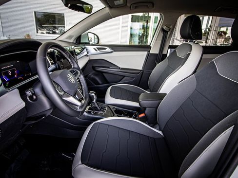 New 2026 Volkswagen Taos SE image 28