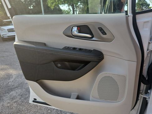 Used 2024 Chrysler Pacifica Limited FWD image 29