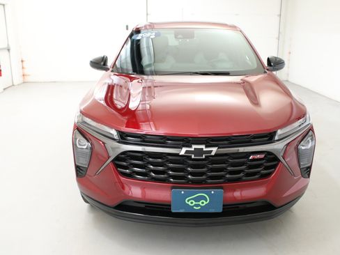 Used 2024 Chevrolet Trax RS w/ Driver Confidence Package FWD image 2