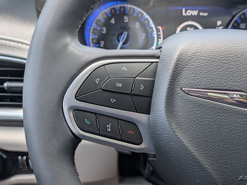 Used 2022 Chrysler Pacifica Limited image 27