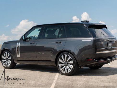 Used 2025 Land Rover Range Rover SV AWD/4WD image 9