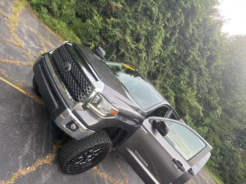 Used 2018 Toyota Tundra SR5 w/ SR5 Upgrade Package AWD/4WD image 27