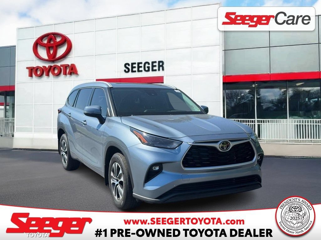 Used 2022 Toyota Highlander XLE AWD/4WD image 1