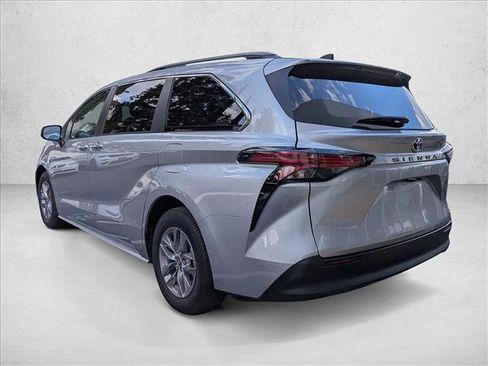 Used 2022 Toyota Sienna XLE image 8
