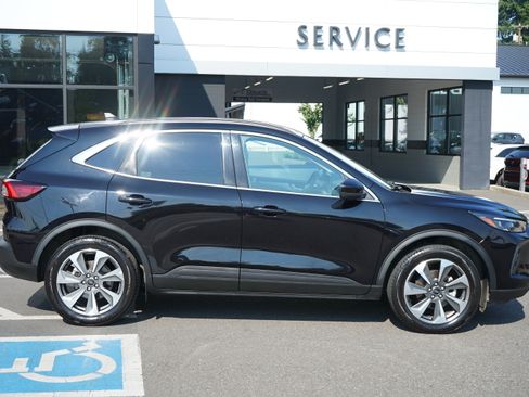 Used 2025 Ford Escape Platinum AWD/4WD image 2
