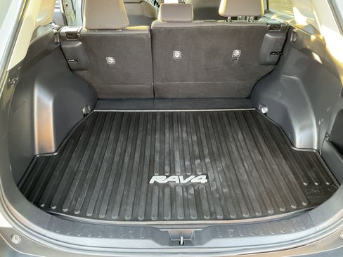 Used 2021 Toyota RAV4 XLE image 38