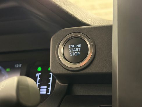 Used 2025 Toyota 4Runner SR5 AWD/4WD image 18