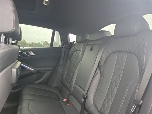 Used 2022 BMW X6 M50i image 11