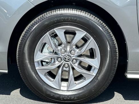 Certified 2026 Toyota Sienna XLE FWD image 32