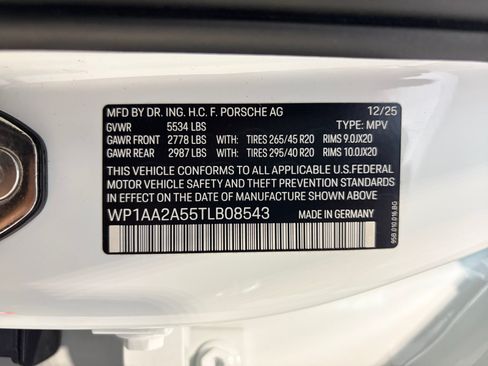 Certified 2026 Porsche Macan AWD/4WD image 42