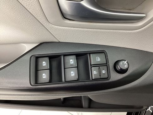 Used 2015 Toyota Sienna LE AWD/4WD image 36