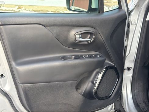 Used 2018 Jeep Renegade Altitude image 13