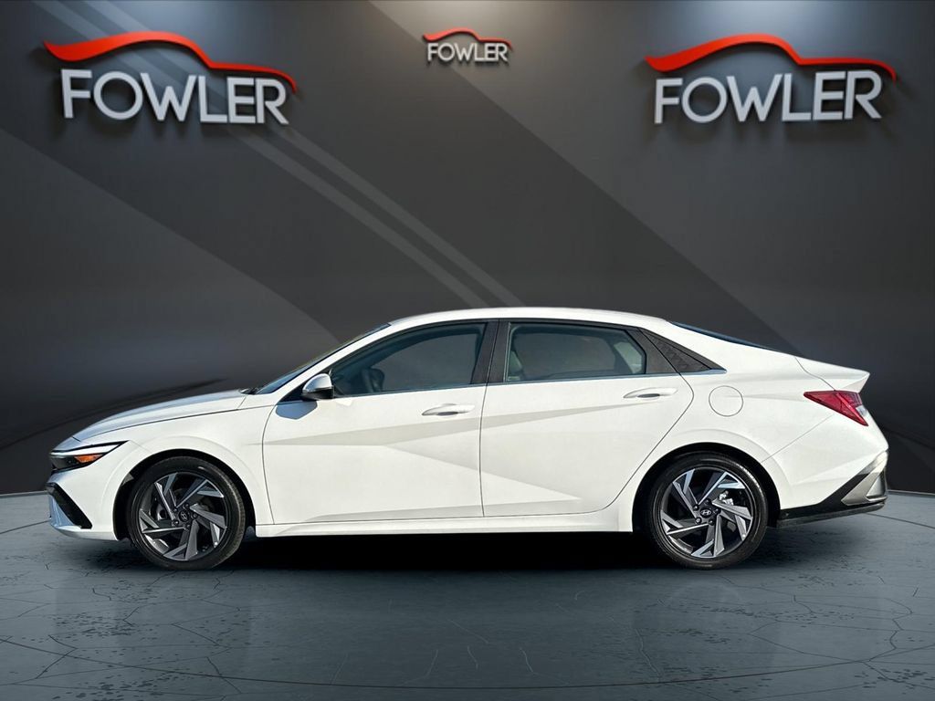 Used 2025 Hyundai Elantra Limited FWD image 2