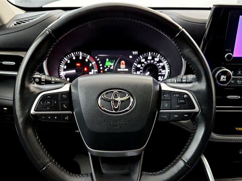 Used 2023 Toyota Highlander XLE image 19