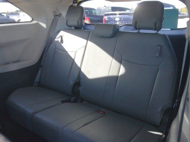 Used 2024 Toyota Sienna XLE FWD image 28