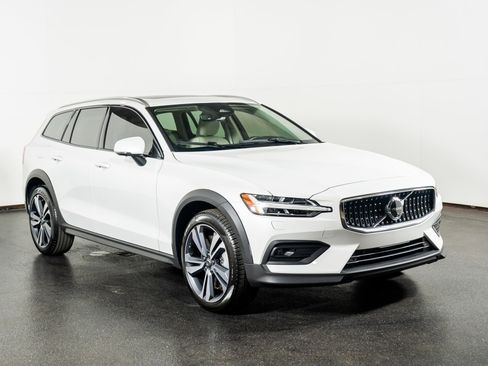Used 2026 Volvo V60 B5 Cross Country Plus w/ Protection Package Premier image 4