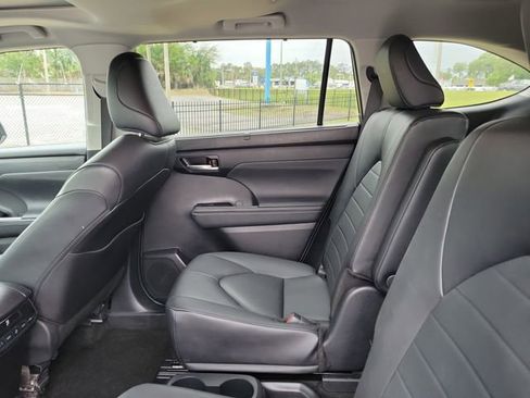 Used 2024 Toyota Highlander XLE FWD image 29