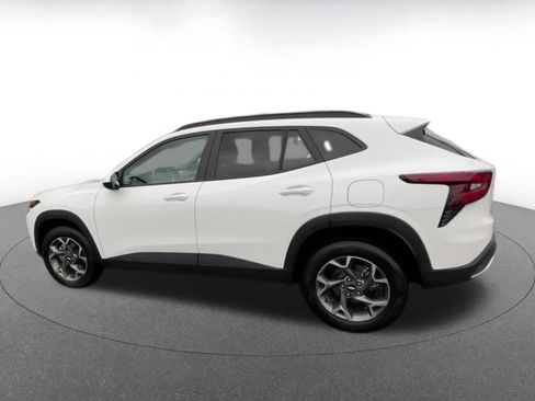 Used 2025 Chevrolet Trax LT w/ LT Convenience Package image 10