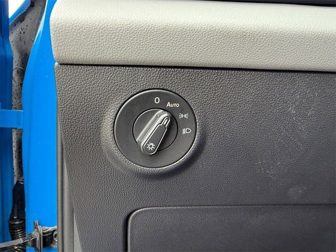 Used 2023 Volkswagen Taos SE w/ Panoramic Sunroof Package image 17