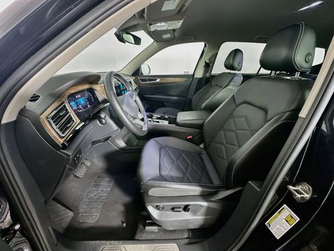 Used 2025 Volkswagen Atlas SE AWD/4WD image 13