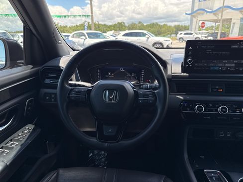 Certified 2025 Honda Pilot Black Edition image 23