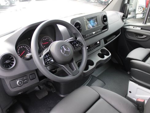 Used 2023 Mercedes-Benz Sprinter 4500 image 4