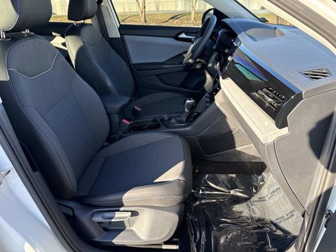 Used 2024 Volkswagen Taos SE image 19