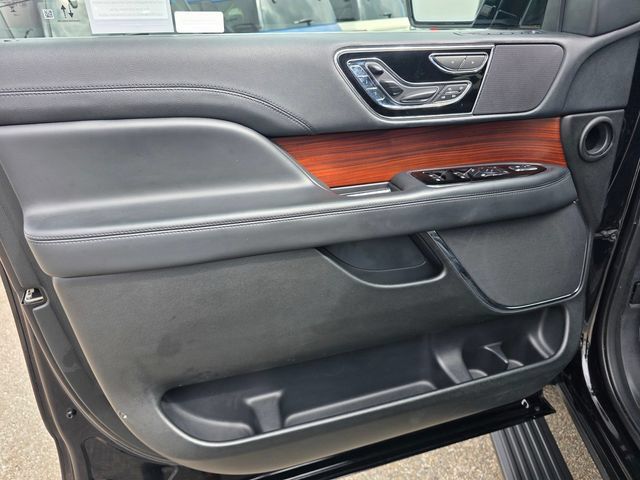 Used 2023 Lincoln Navigator L Reserve w/ Monochromatic Package AWD/4WD image 8