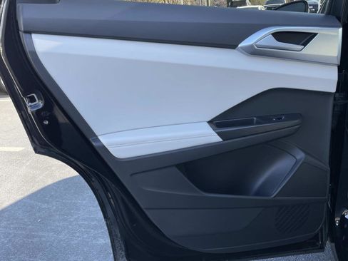 Certified 2025 Volkswagen Taos SE w/ Black Wheel Package image 11