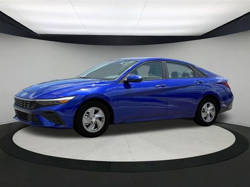 New 2025 Hyundai Elantra SE image 2