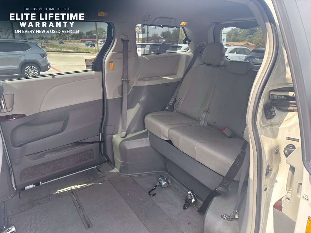 Used 2014 Toyota Sienna XLE FWD image 8