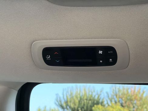 Used 2024 Chrysler Pacifica Select image 30