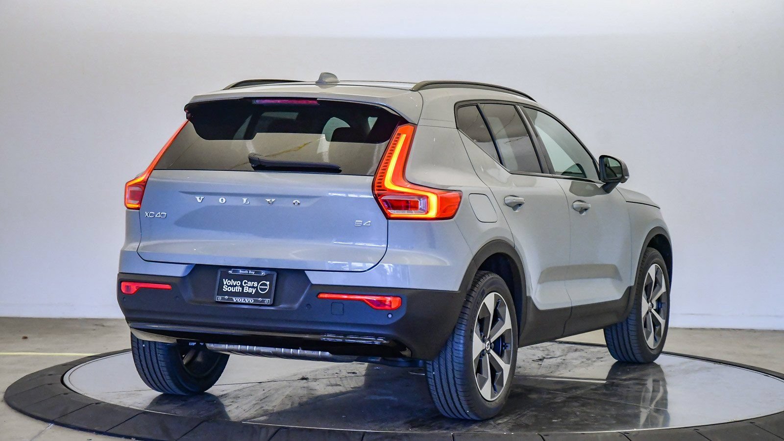 Certified 2026 Volvo XC40 B4 Plus w/ Climate Package FWD image 5