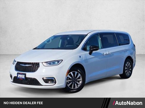 Used 2024 Chrysler Pacifica Limited FWD image 1