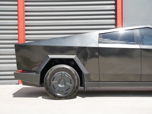 Used 2025 Tesla Cybertruck AWD Crew Cab image 3