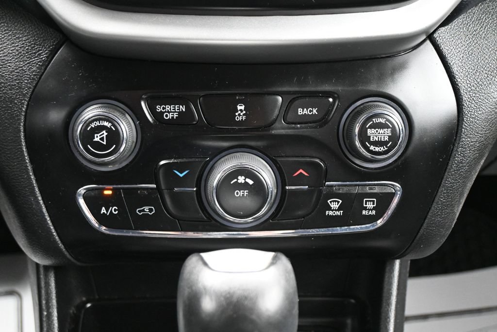Used 2017 Jeep Cherokee Trailhawk AWD/4WD image 23