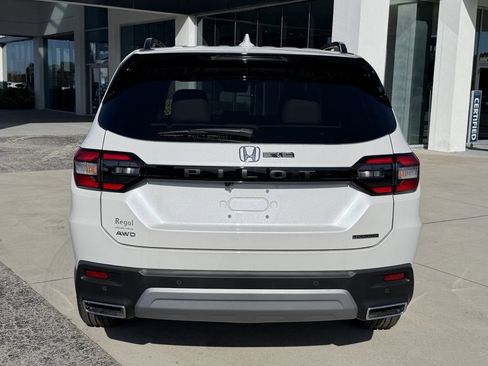 New 2025 Honda Pilot Touring image 5