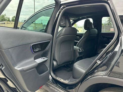 Used 2025 Mercedes-Benz GLC 300 4MATIC image 17