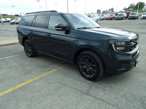Used 2025 Ford Expedition Platinum w/ Stealth Performance Package AWD/4WD image 5