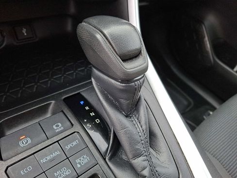 Used 2022 Toyota RAV4 LE image 12