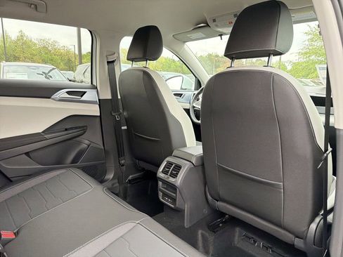 New 2026 Volkswagen Taos SE FWD image 16