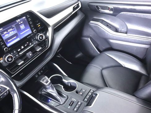 Used 2021 Toyota Highlander XLE image 32