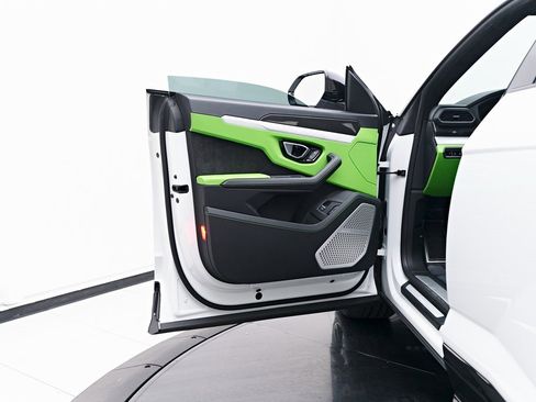 Used 2022 Lamborghini Urus image 37