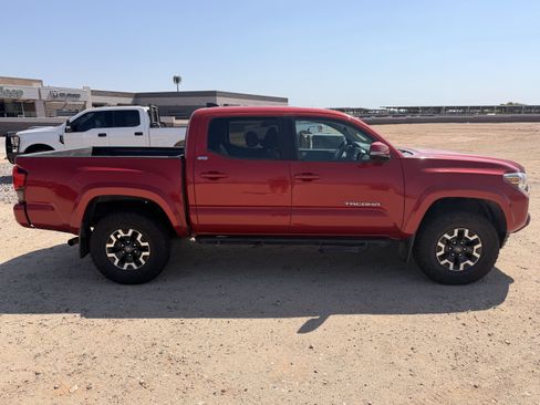Used 2020 Toyota Tacoma SR5 w/ Technology Package AWD/4WD image 6