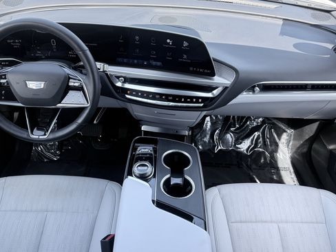 Used 2024 Cadillac Lyriq Luxury RWD image 2