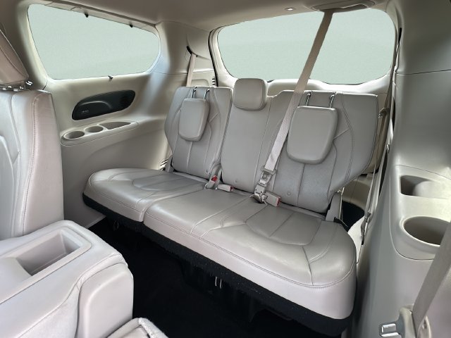 Used 2017 Chrysler Pacifica Touring-L Plus FWD image 19