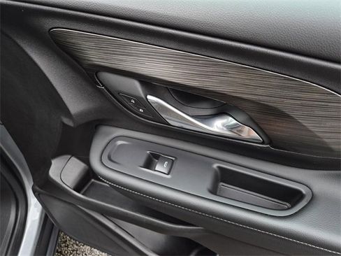 Used 2024 GMC Terrain SLE w/ Driver Convenience Package image 15