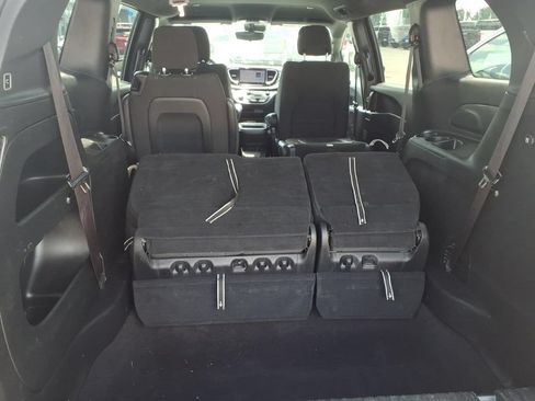 Used 2023 Chrysler Pacifica Touring FWD image 16